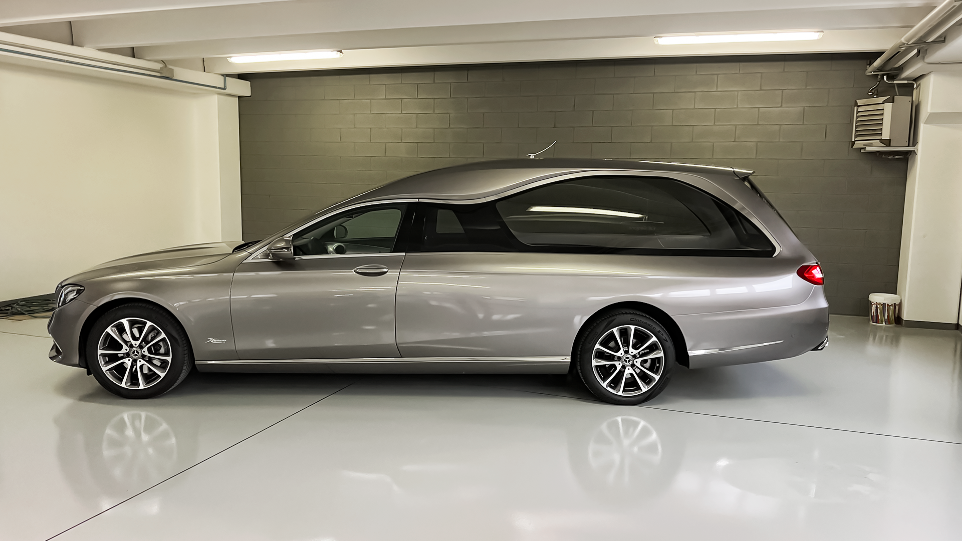 Mercedes Benz E213 Hybrid – Ellena Funeral Car